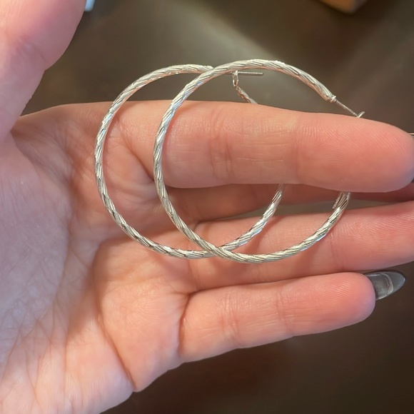 Arranview Jewellery 16 mm Diameter Hinged Heavy Weight Sleeper Hoop Earrings in Sterling Silver